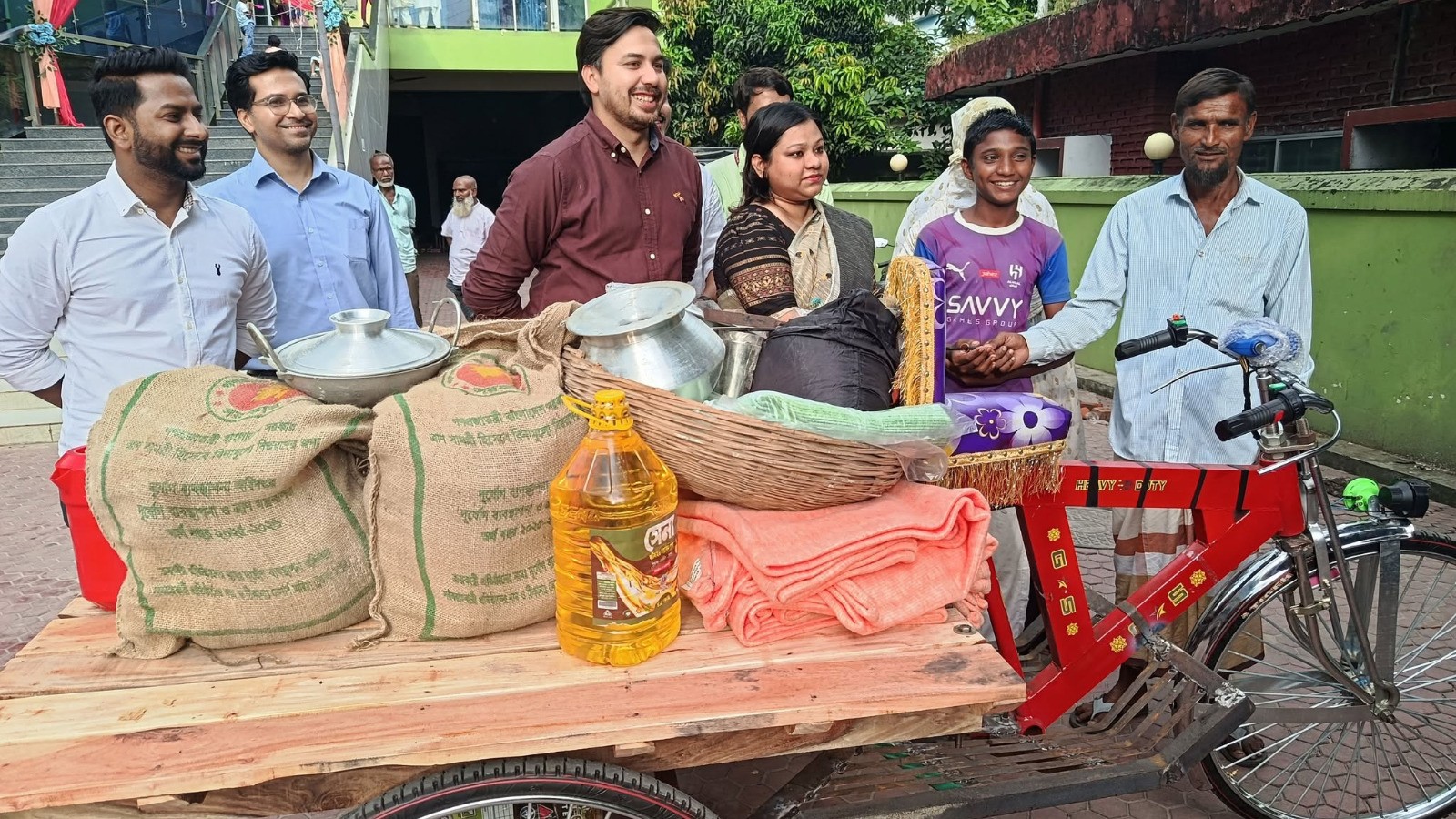 রিকশাভ্যান হারিয়ে কাঁদছিল কিশোর, পেল নতুন ভ্যান ও খাদ্যসামগ্রী
